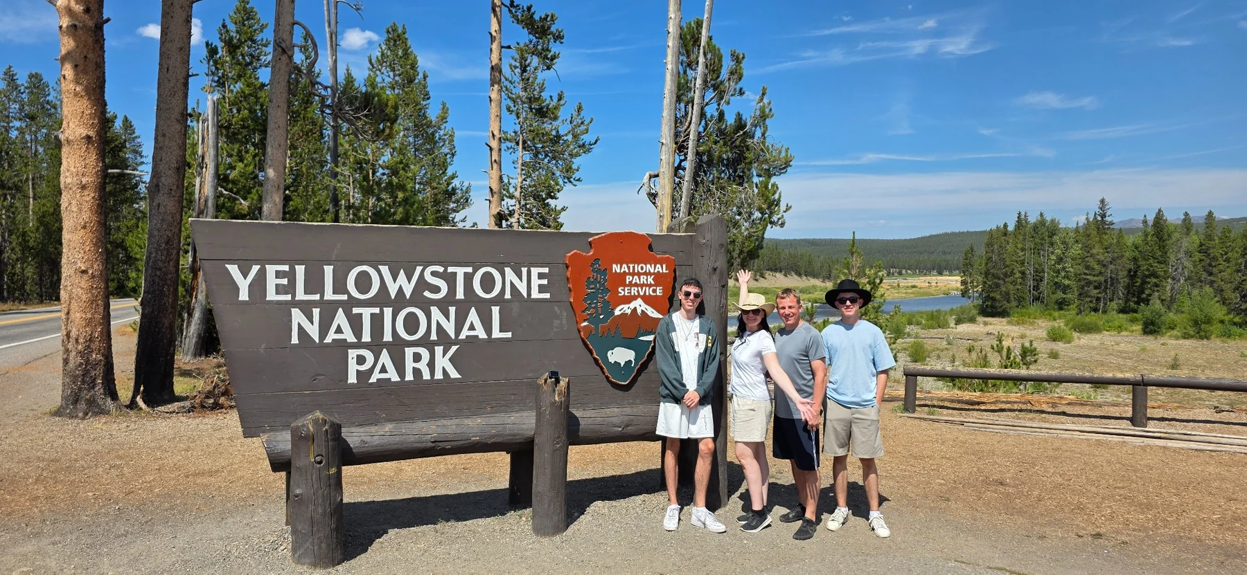 Jana, Markus, Daniel und Julian am Eingang des Yellowstone-Nationalparks